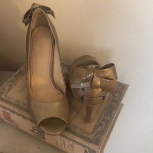 Enzo Angiolini champagne bow last chance